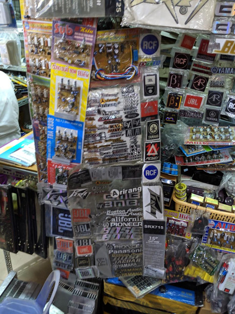 Khach Tay ngac nhien voi cho dien tu 'gi cung co' o Sai Gon hinh anh 5