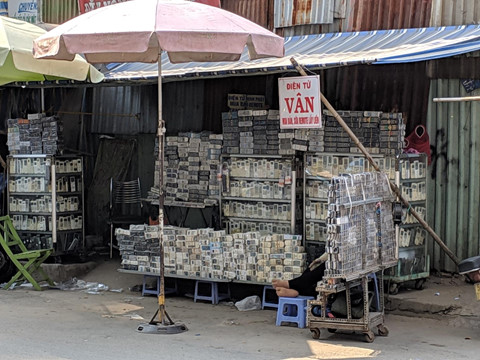 Khach Tay ngac nhien voi cho dien tu 'gi cung co' o Sai Gon hinh anh 6