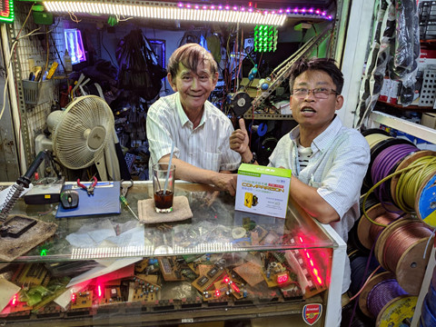 Khach Tay ngac nhien voi cho dien tu 'gi cung co' o Sai Gon hinh anh 7