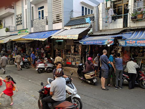 Khach Tay ngac nhien voi cho dien tu 'gi cung co' o Sai Gon hinh anh 8