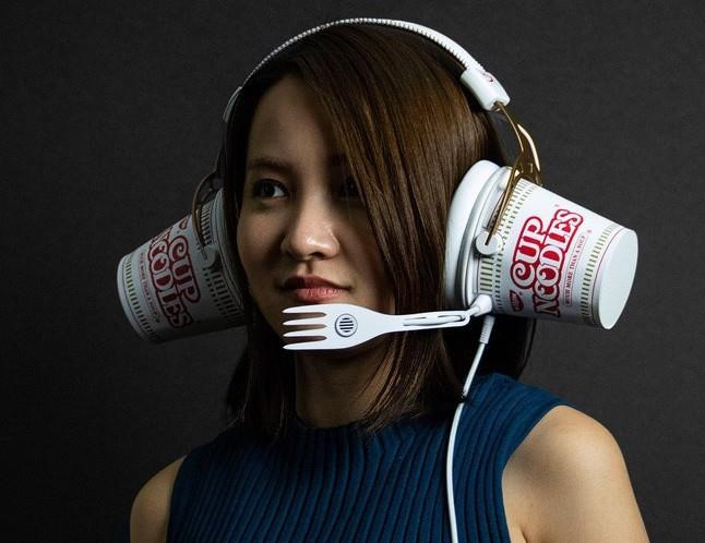 Mau tai nghe hinh hop mi an lien gay sot o Nhat hinh anh 2