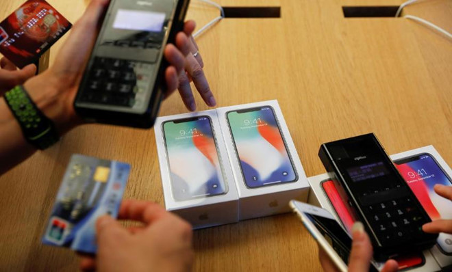 iPhone X, Louis Vuitton, BMW... đồng loạt giảm giá tại Trung Quốc
