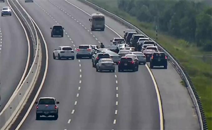 Quá buồn ngủ, tôi dừng xe trên cao tốc để nghỉ có bị phạt?