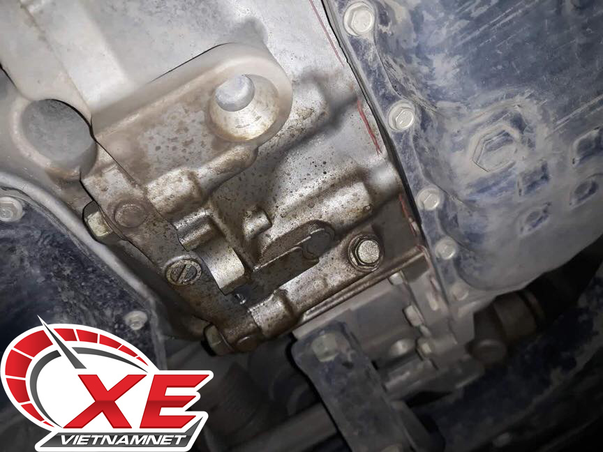 Ô tô Nissan X-Trail tiền tỷ bị chảy dầu, nhiều khách bức xúc