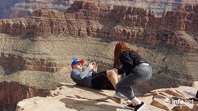 Muôn kiểu chụp ảnh “tự sướng” tại đại vực chết người Grand Canyon (Mỹ)