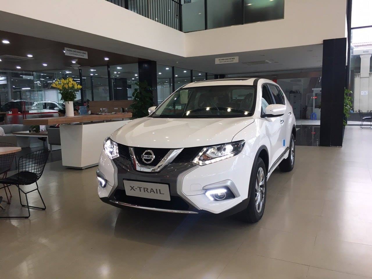 Ô tô Nissan X-Trail tiền tỷ bị chảy dầu, nhiều khách bức xúc