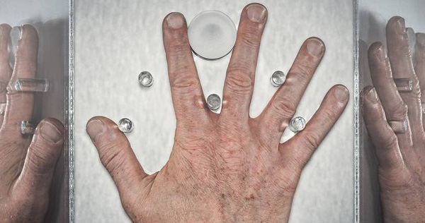 Những kẻ ấu dâm ghê tởm đã bị lôi ra ánh sáng nhờ khám xét bàn tay như thế nào?