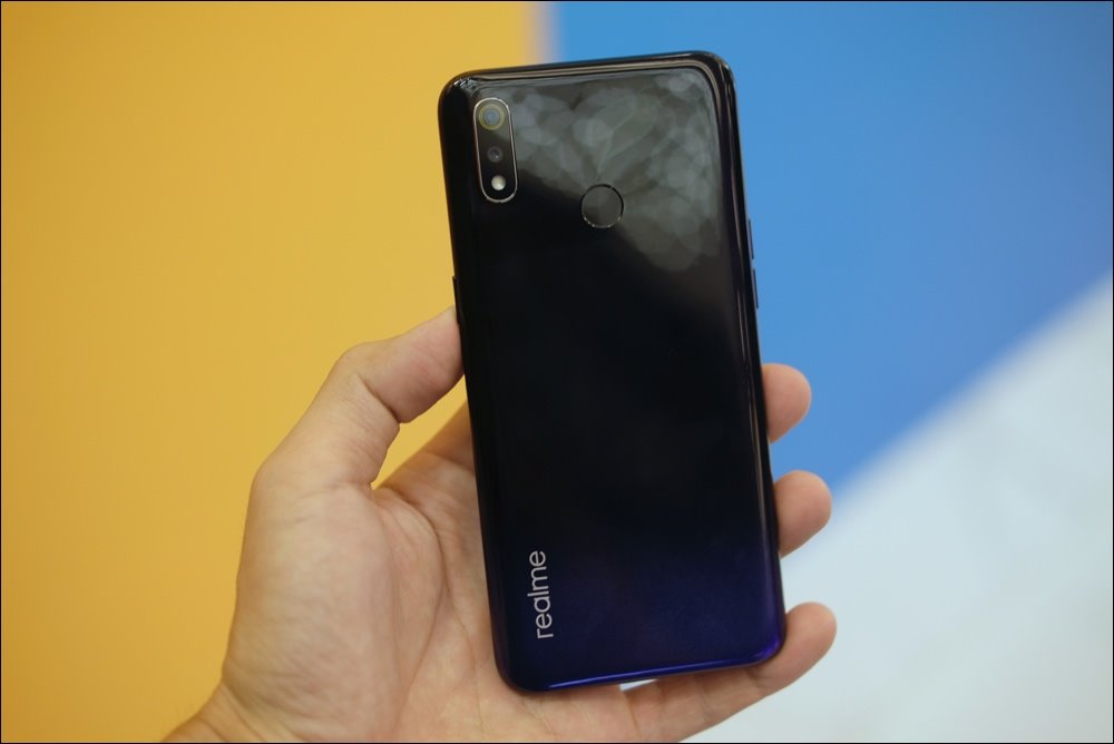 Realme 3 chính thức ra mắt, camera kép, mặt lưng chuyển màu, giá bán 3,99 triệu đồng