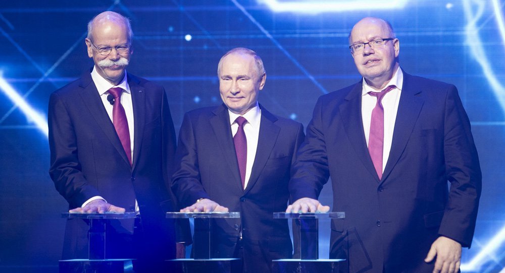 Tổng thống Nga Vladimir Putin xuất hiện trong lễ khánh thành nhà máy Mercedes-Benz đầu tiên tại Nga