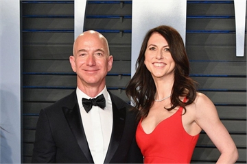 Vợ cũ Jeff Bezos được chia 35 tỷ USD sau ly hôn
