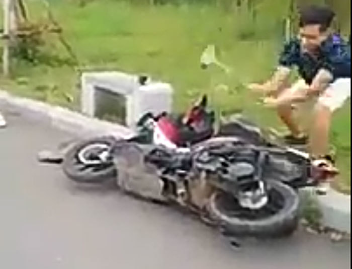 Sau Khá Bảnh lại xuất hiện clip đạp phá xe trên mạng xã hội