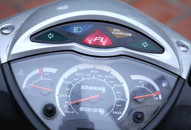 Nhung thoi quen khong tot cua phai dep khi su dung xe tay ga hinh anh 1