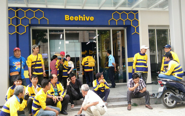 Hàng trăm tài xế beBike “quây” văn phòng Sài Gòn bức xúc vì bị giam thưởng: