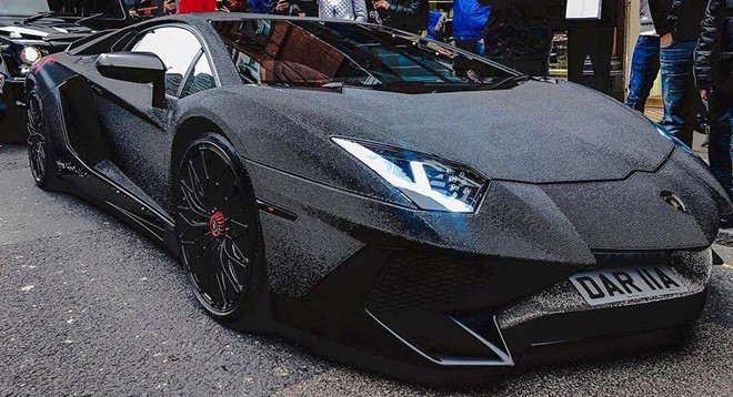 Dân chơi đính 2 triệu viên pha lê phủ kín Lamborghini Aventador SV