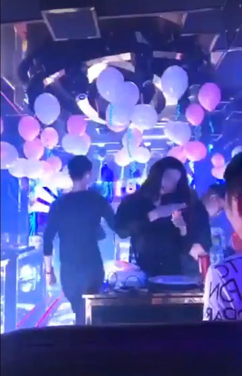 YouTuber livestream o dam tang: Khi nguoi ta lam tat ca de kiem views hinh anh 4