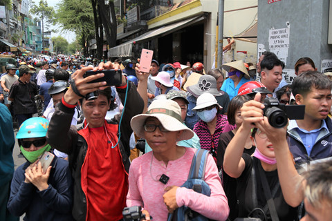 YouTuber livestream o dam tang: Khi nguoi ta lam tat ca de kiem views hinh anh 1