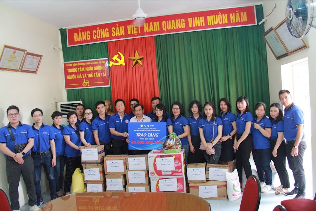 VinaPhone trao yêu thương nhận nụ cười | VinaPhone trao tặng quà cho người già neo đơn, trẻ em khuyết tật tại Hà Nội