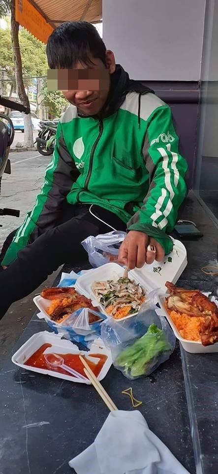 Tài xế Grab và bữa ăn thịnh soạn trên hè phố, sự thật đằng sau khiến nhiều người giận dữ - Ảnh 1.