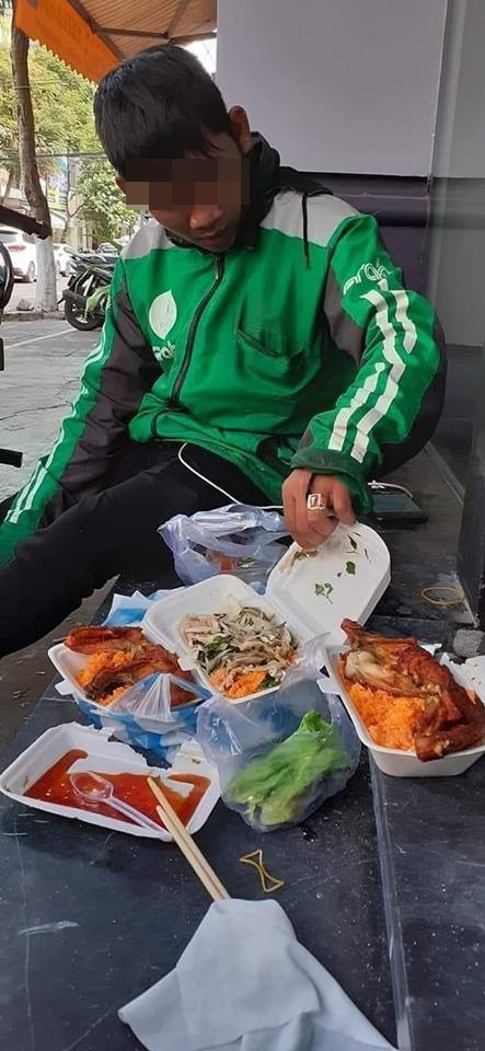 Tài xế Grab và bữa ăn thịnh soạn trên hè phố, sự thật đằng sau khiến nhiều người giận dữ - Ảnh 2.