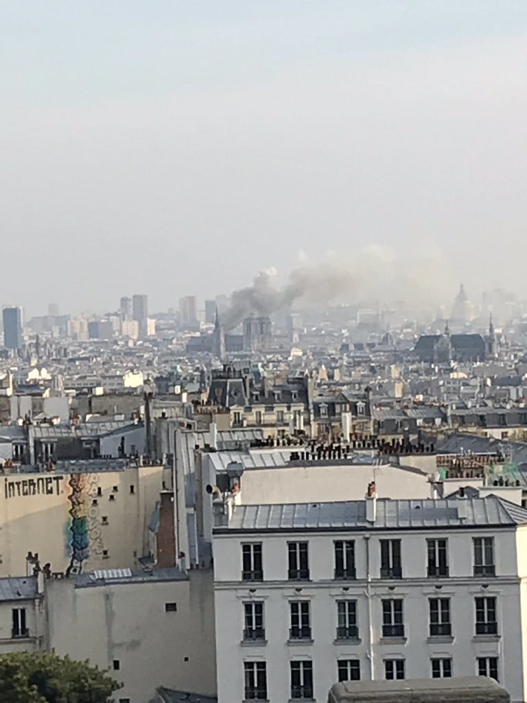 Nhà thờ Đức Bà lửa ngút trời, 'xé toạc trái tim nước Pháp'