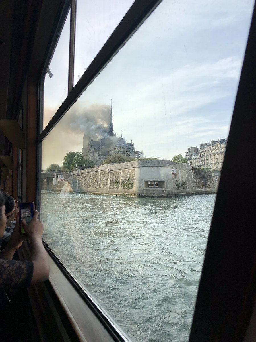 Nhà thờ Đức Bà lửa ngút trời, 'xé toạc trái tim nước Pháp'