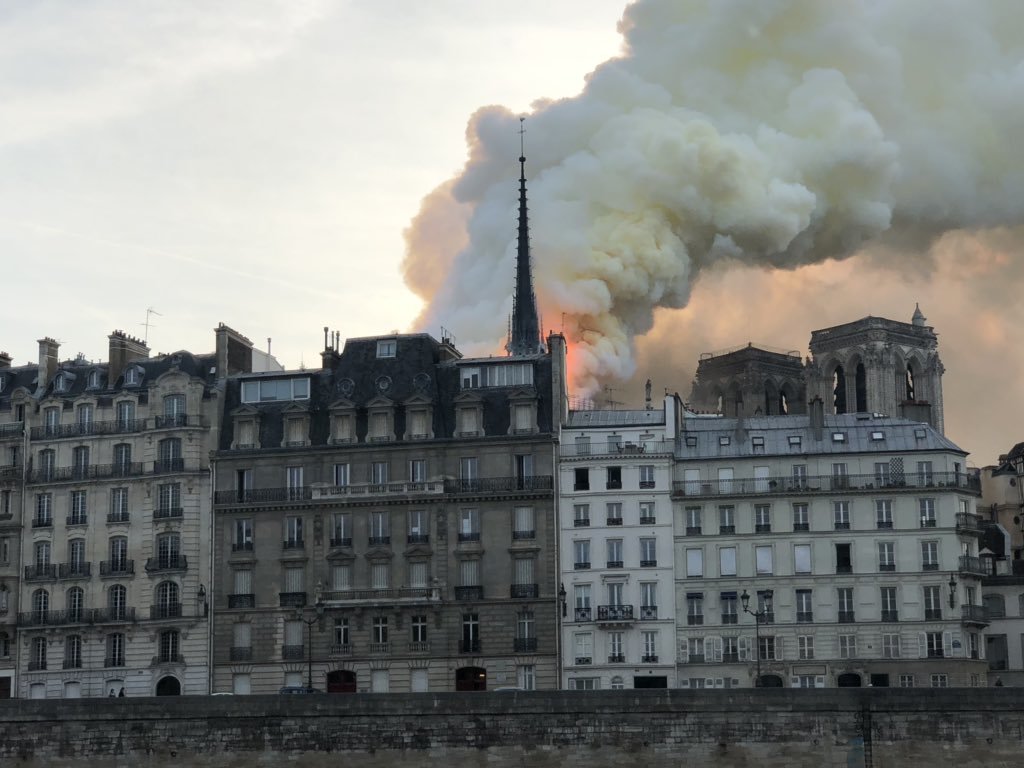 Nhà thờ Đức Bà lửa ngút trời, 'xé toạc trái tim nước Pháp'