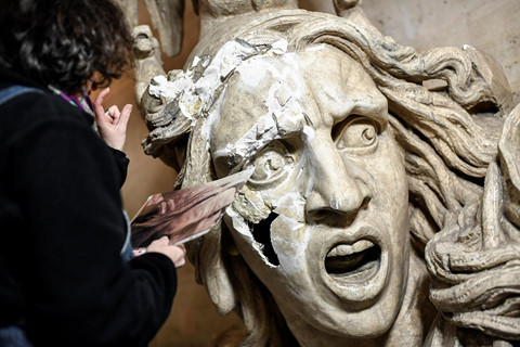 Robot va tro choi dien tu tro giup hoi sinh Nha tho Duc Ba Paris hinh anh 4