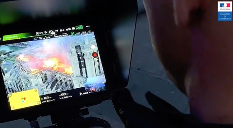 Robot va tro choi dien tu tro giup hoi sinh Nha tho Duc Ba Paris hinh anh 2