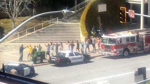 Nguoi phu nu dung dau de che hon loan YouTube hinh anh 6