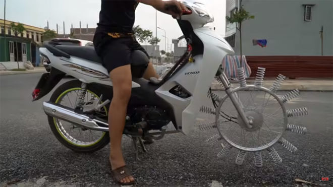 Xe máy gắn lò xo cho bánh trước của biker Việt gây sốt báo ngoại