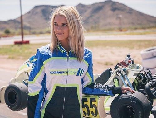 'Hot girl dua xe' nong bong, co hon nua trieu fan tren mang xa hoi hinh anh 1