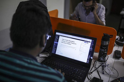 Facebook thue 11 nguoi chan tin gia cuoc bau cu lon nhat TG hinh anh 3