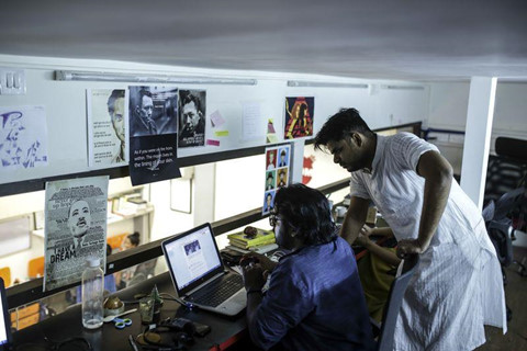 Facebook thue 11 nguoi chan tin gia cuoc bau cu lon nhat TG hinh anh 4