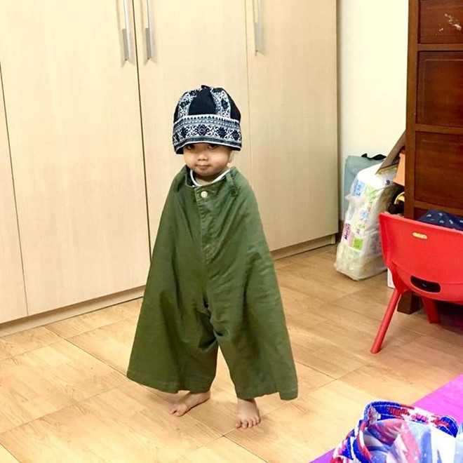 Cha me de con mac quan thay ao va cau chuyen cam dong dang sau hinh anh 2