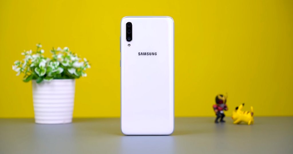 Samsung giới thiệu Galaxy A70 tại Việt Nam, màn hình lớn, 3 camera, giá bán 9,29 triệu đồng