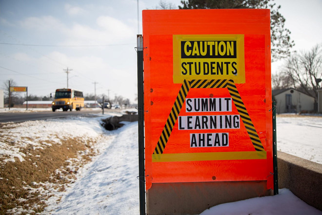 Mark Zuckerberg lai bi len an vi 'bien hoc sinh thanh zombie' hinh anh 1