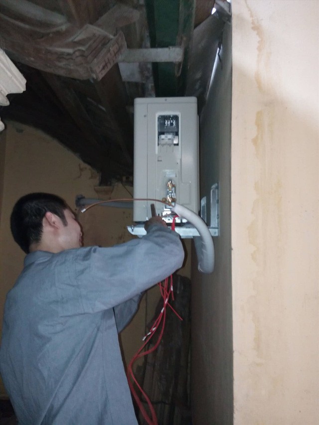 Thời tiết nắng nóng, Hà Nội cháy thợ điều hòa - Ảnh 2.