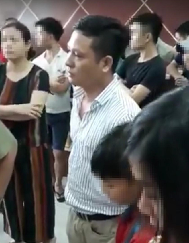 Co gai bi 'dat tay len dui' khi cho thang may chung cu o Ha Noi hinh anh 1