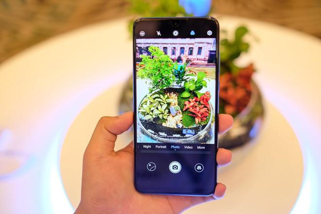 Loat smartphone tam trung dang chu y vua len ke tai VN hinh anh 2