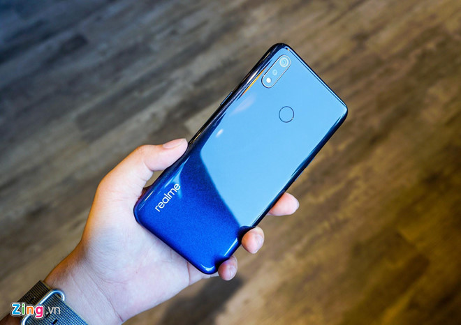 Loat smartphone tam trung dang chu y vua len ke tai VN hinh anh 4