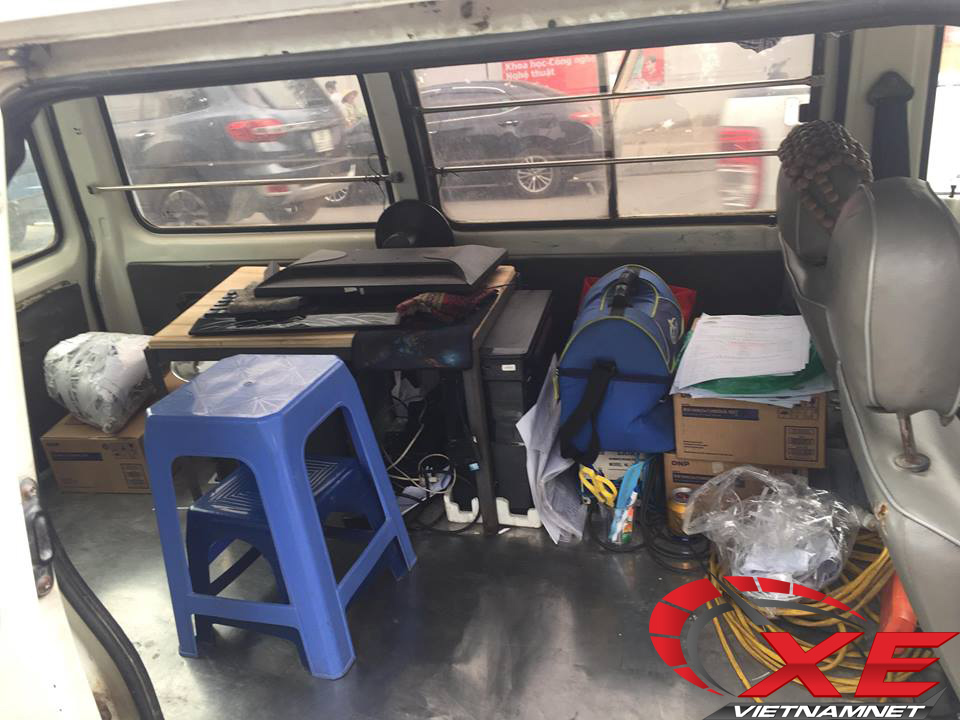 Dân Hà Nội biến ô tô cũ thành studio