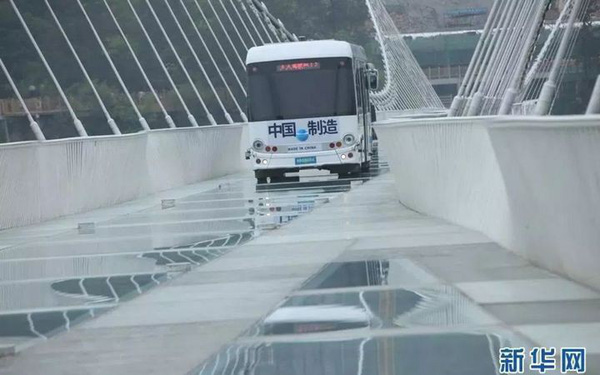 Trung Quốc: Lái xe buýt qua cầu kính khổng lồ để chứng minh độ an toàn của cây cầu