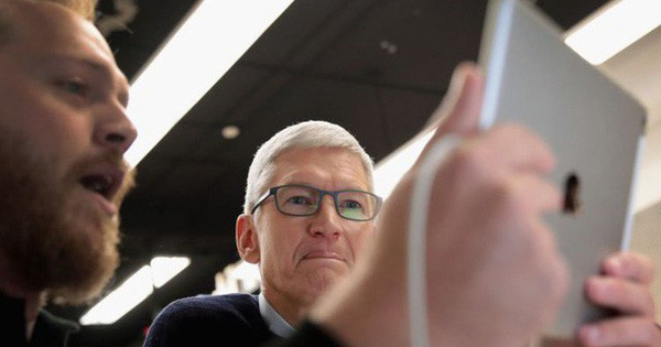 Điều hành công ty nghìn tỷ USD, Tim Cook cho rằng tiền bạc không tạo động lực cho mình, vẫn mua đồ lót giảm giá và muốn quyên góp hết tiền bạc sau khi trả học phí cho cháu trai