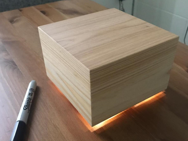 Ong chu Facebook che tao chiec hop go phat sang giup vo ngu ngon hinh anh 1