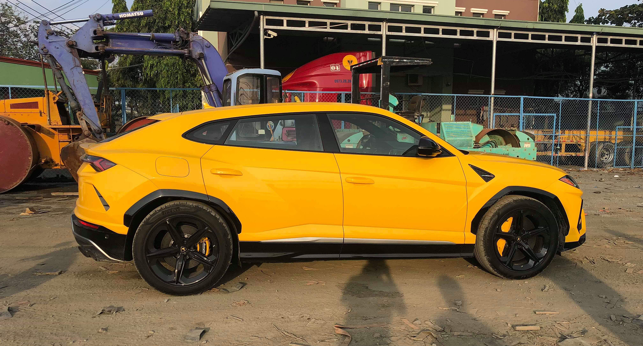 Đại gia Việt chịu chơi bỏ chục tỷ sắm siêu xe 'bò vàng' Lamborghini