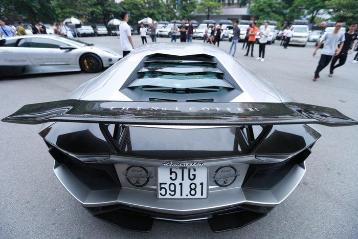 Đại gia Việt chịu chơi bỏ chục tỷ sắm siêu xe 'bò vàng' Lamborghini
