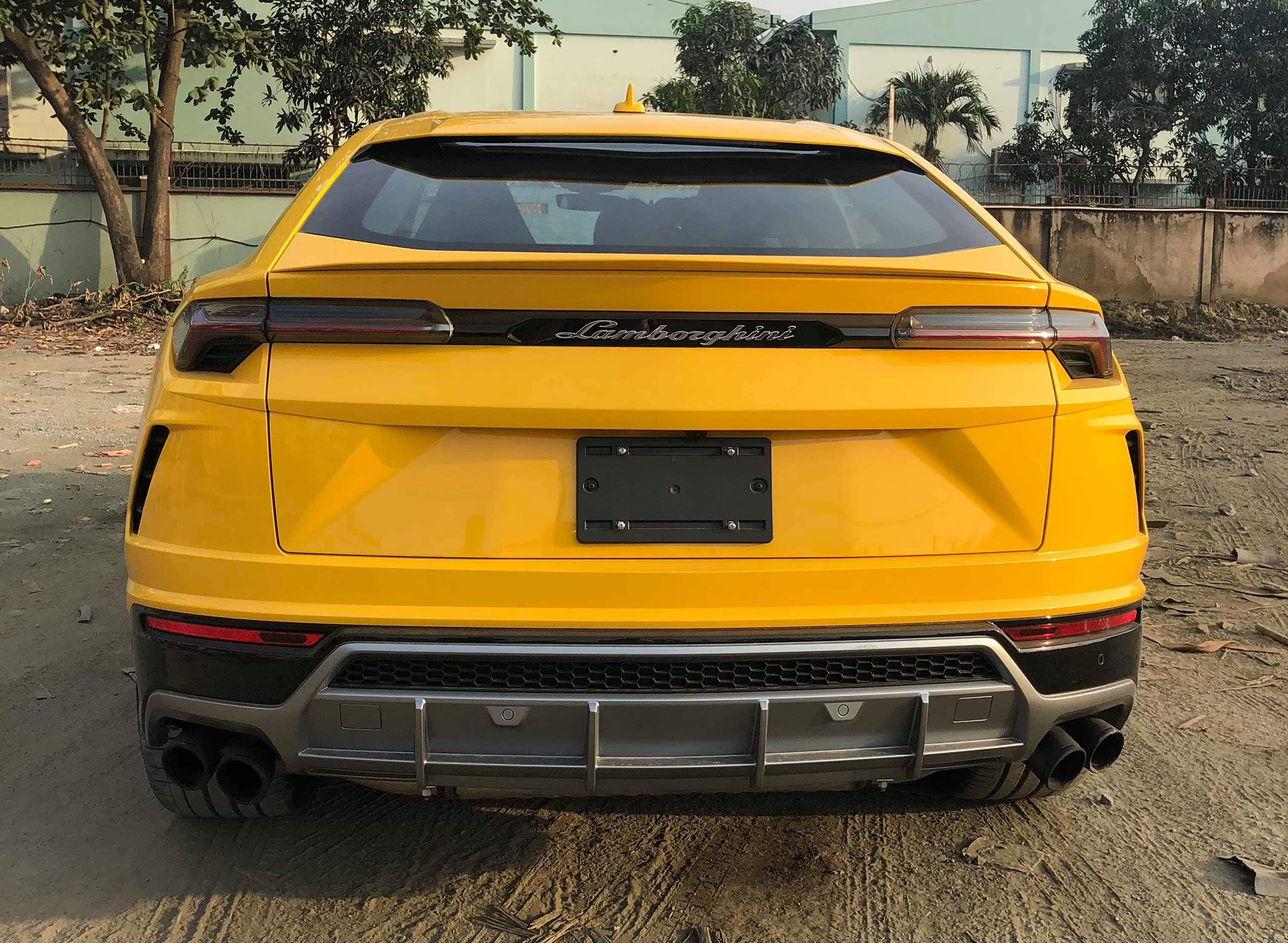 Đại gia Việt chịu chơi bỏ chục tỷ sắm siêu xe 'bò vàng' Lamborghini