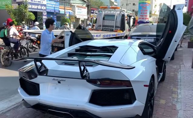 Đại gia Việt chịu chơi bỏ chục tỷ sắm siêu xe 'bò vàng' Lamborghini