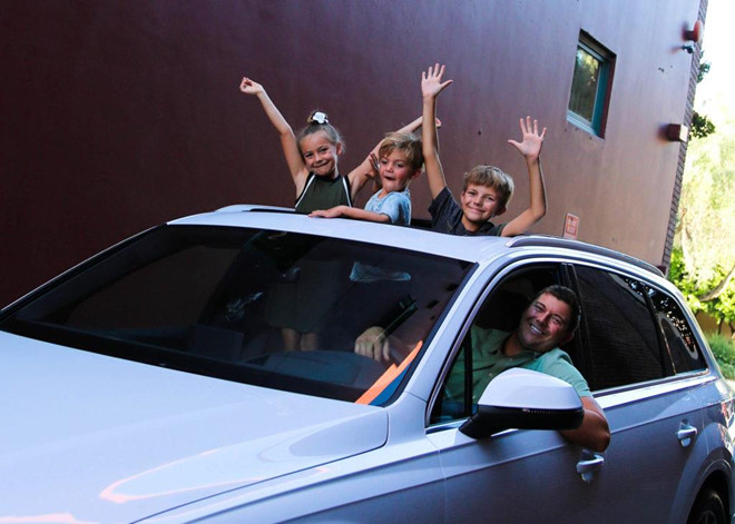 Tre em tho dau ra cua so troi, an hoa tu y thuc cua nguoi lon hinh anh 2