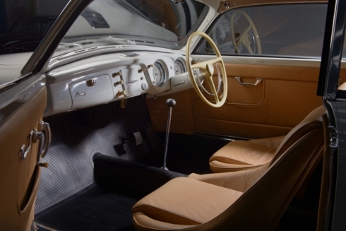 Xe Lancia rỉ sét và cũ nát được hồi sinh đẹp long lanh